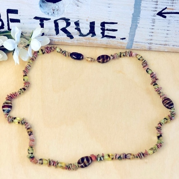 𝅺VINTAGE Green & brown stone beaded chip Necklace - Picture 3 of 4